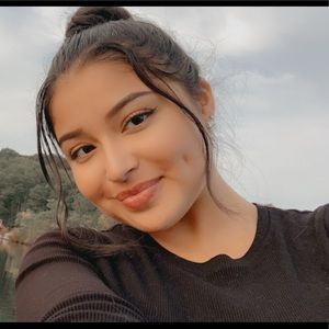 Meet your Posher, Lia